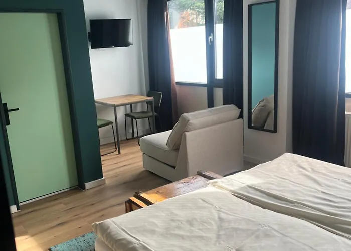 雅各霍夫维策机场酒店 2* 韦策